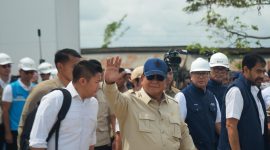 Presiden Republik Indonesia, Prabowo Subianto (depan) saat meninjau progres pembangunan Rumah Hunian Danantara (Huntara) di Aceh Tamiang pada Kamis, 1 Januari 2026. Sumber foto: Biro Pers Sekretariat Presiden