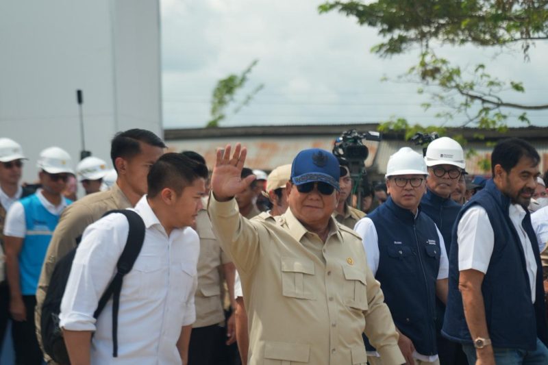 Presiden Republik Indonesia, Prabowo Subianto (depan) saat meninjau progres pembangunan Rumah Hunian Danantara (Huntara) di Aceh Tamiang pada Kamis, 1 Januari 2026. Sumber foto: Biro Pers Sekretariat Presiden