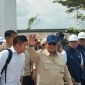 Presiden Republik Indonesia, Prabowo Subianto (depan) saat meninjau progres pembangunan Rumah Hunian Danantara (Huntara) di Aceh Tamiang pada Kamis, 1 Januari 2026. Sumber foto: Biro Pers Sekretariat Presiden