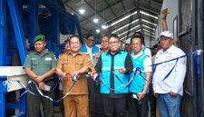 Kiri ke Kanan : Danramil 1201 Tasikmalaya Dadan Kusnadi, Camat Kadipaten Ai Ruhimat, Direktur Bioenergi PLN EPI Hokkop Situngkir, VP Perencanaan dan Pelaksanaan Pengadaan Biomassa PLN EPI Gatut Pujo Pramono, Kepala Desa Kadipaten Aga Nagoya meresmikan Hub Biomassa Tasikmalaya dan Ciamis.