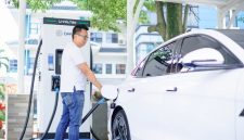 Ilustrasi pelanggan tengah mengisi daya kendaraan listriknya di salah satu SPKLU.