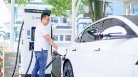 Ilustrasi pelanggan tengah mengisi daya kendaraan listriknya di salah satu SPKLU.