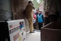 Direktur Teknik dan Lingkungan Ketenagalistrikan Kementerian ESDM, Eri Nurcahyanto (ketiga dari kiri) didampingi Direktur Distribusi PLN, Arsyadany Ghana Akmalaputri (kedua dari kanan) terjun langsung mengawal genset bantuan  di salah satu warga terdampak banjir guna memastikan pasokan listrik darurat berjalan aman dan optimal.