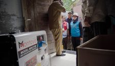 Direktur Teknik dan Lingkungan Ketenagalistrikan Kementerian ESDM, Eri Nurcahyanto (ketiga dari kiri) didampingi Direktur Distribusi PLN, Arsyadany Ghana Akmalaputri (kedua dari kanan) terjun langsung mengawal genset bantuan  di salah satu warga terdampak banjir guna memastikan pasokan listrik darurat berjalan aman dan optimal.