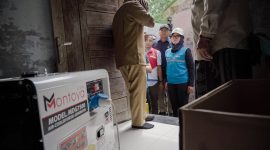 Direktur Teknik dan Lingkungan Ketenagalistrikan Kementerian ESDM, Eri Nurcahyanto (ketiga dari kiri) didampingi Direktur Distribusi PLN, Arsyadany Ghana Akmalaputri (kedua dari kanan) terjun langsung mengawal genset bantuan  di salah satu warga terdampak banjir guna memastikan pasokan listrik darurat berjalan aman dan optimal.