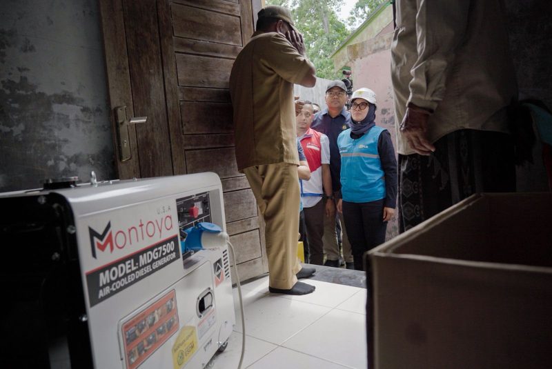 Direktur Teknik dan Lingkungan Ketenagalistrikan Kementerian ESDM, Eri Nurcahyanto (ketiga dari kiri) didampingi Direktur Distribusi PLN, Arsyadany Ghana Akmalaputri (kedua dari kanan) terjun langsung mengawal genset bantuan  di salah satu warga terdampak banjir guna memastikan pasokan listrik darurat berjalan aman dan optimal.