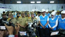 Menteri Ketenagakerjaan Yassierli (tengah), Wakil Menteri  Ketenagakerjaan  Afriansyah Noor (tiga dari kiri), Direktur Teknologi, Engineering, dan Keberlanjutan PT PLN (Persero) E. Haryadi (tiga dari kanan), Direktur Distribusi PT PLN (Persero) Arsyadany Ghana Akmalaputri (dua dari kanan), serta Direktur Utama PLN Nusantara Power Ruly Firmansyah (kanan) selepas acara Pembukaan Bulan K3 Nasional di PLN Nusantara Power Pembangkit Listrik Tenaga Gas Uap Muara Tawar. Menurut Yassierli momentum Bulan K3 ini dapat meneguhkan kembali komitmen dalam melindungi tenaga kerja Indonesia dan membangun dunia kerja yang aman, sehat, produktif, dan bermartabat.