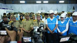 Menteri Ketenagakerjaan Yassierli (tengah), Wakil Menteri  Ketenagakerjaan  Afriansyah Noor (tiga dari kiri), Direktur Teknologi, Engineering, dan Keberlanjutan PT PLN (Persero) E. Haryadi (tiga dari kanan), Direktur Distribusi PT PLN (Persero) Arsyadany Ghana Akmalaputri (dua dari kanan), serta Direktur Utama PLN Nusantara Power Ruly Firmansyah (kanan) selepas acara Pembukaan Bulan K3 Nasional di PLN Nusantara Power Pembangkit Listrik Tenaga Gas Uap Muara Tawar. Menurut Yassierli momentum Bulan K3 ini dapat meneguhkan kembali komitmen dalam melindungi tenaga kerja Indonesia dan membangun dunia kerja yang aman, sehat, produktif, dan bermartabat.