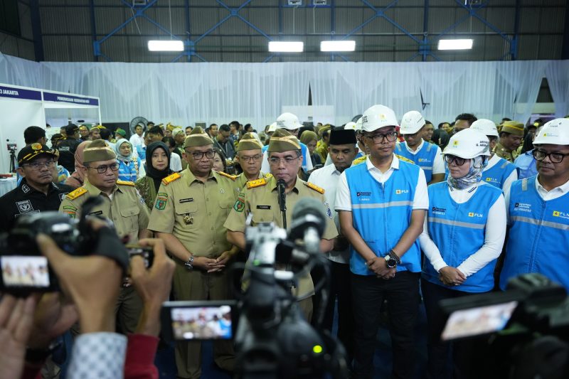 Menteri Ketenagakerjaan Yassierli (tengah), Wakil Menteri  Ketenagakerjaan  Afriansyah Noor (tiga dari kiri), Direktur Teknologi, Engineering, dan Keberlanjutan PT PLN (Persero) E. Haryadi (tiga dari kanan), Direktur Distribusi PT PLN (Persero) Arsyadany Ghana Akmalaputri (dua dari kanan), serta Direktur Utama PLN Nusantara Power Ruly Firmansyah (kanan) selepas acara Pembukaan Bulan K3 Nasional di PLN Nusantara Power Pembangkit Listrik Tenaga Gas Uap Muara Tawar. Menurut Yassierli momentum Bulan K3 ini dapat meneguhkan kembali komitmen dalam melindungi tenaga kerja Indonesia dan membangun dunia kerja yang aman, sehat, produktif, dan bermartabat.