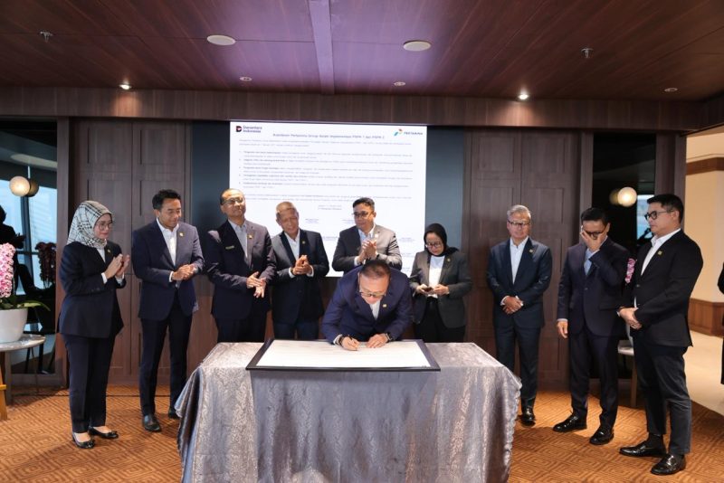 Komisaris Utama PT Pertamina (Persero), Mochamad Iriawan bersama jajaran Direksi Pertamina group melakukan penandatanganan komitmen Pertamina Group dalam implementasi PSPK 1 dan PSPK 2 dalam acara Sustainability Transcendence Forum Series V yang diselenggarakan di Executive Lounge Grha Pertamina, Jakarta, Kamis, (15/01/2026)