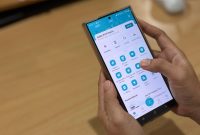 Ilustrasi pelanggan sedang memesan layanan Penyambungan Sementara melalui aplikasi PLN Mobile.