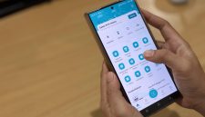 Ilustrasi pelanggan sedang memesan layanan Penyambungan Sementara melalui aplikasi PLN Mobile.