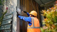 Ilustrasi petugas PLN tengah menyambungkan listrik ke rumah pelanggan yang memesan layanan Pasang Baru melalui aplikasi PLN Mobile.