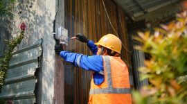 Ilustrasi petugas PLN tengah menyambungkan listrik ke rumah pelanggan yang memesan layanan Pasang Baru melalui aplikasi PLN Mobile.