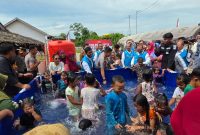 Bantuan air bersih PLN Nusantara Power tidak hanya difungsikan untuk kebutuhan sanitasi dan konsumsi semata, namun juga menjadi sarana bagi anak-anak korban bencana untuk kembali menikmati keceriaan mereka. bantuan air bersih dari PLN Nusantara Power dapat menjadi bagian dari program trauma healing bagi warga terdampak.