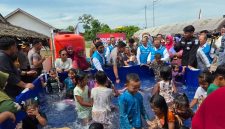 Bantuan air bersih PLN Nusantara Power tidak hanya difungsikan untuk kebutuhan sanitasi dan konsumsi semata, namun juga menjadi sarana bagi anak-anak korban bencana untuk kembali menikmati keceriaan mereka. bantuan air bersih dari PLN Nusantara Power dapat menjadi bagian dari program trauma healing bagi warga terdampak.