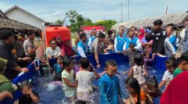 Bantuan air bersih PLN Nusantara Power tidak hanya difungsikan untuk kebutuhan sanitasi dan konsumsi semata, namun juga menjadi sarana bagi anak-anak korban bencana untuk kembali menikmati keceriaan mereka. bantuan air bersih dari PLN Nusantara Power dapat menjadi bagian dari program trauma healing bagi warga terdampak.