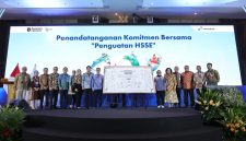Jajaran Direksi Pertamina Group menandatangani komitmen bersama Health Safety Security Enviromental Pertamina Group dalam acara Bulan K3 & Leaders Forum Pertamina 2026 yang diselenggarakan di Ballroom Grha Pertamina, Jakarta, Kamis, (22/01/2026).