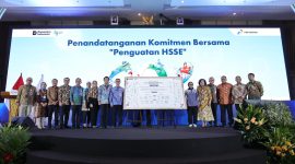 Jajaran Direksi Pertamina Group menandatangani komitmen bersama Health Safety Security Enviromental Pertamina Group dalam acara Bulan K3 & Leaders Forum Pertamina 2026 yang diselenggarakan di Ballroom Grha Pertamina, Jakarta, Kamis, (22/01/2026).