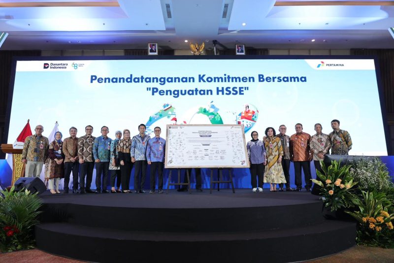 Jajaran Direksi Pertamina Group menandatangani komitmen bersama Health Safety Security Enviromental Pertamina Group dalam acara Bulan K3 & Leaders Forum Pertamina 2026 yang diselenggarakan di Ballroom Grha Pertamina, Jakarta, Kamis, (22/01/2026).