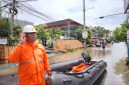 Ilustrasi petugas PLN saat melakukan koordinasi pengamanan jaringan listrik di tempat terdampak banjir.