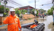 Ilustrasi petugas PLN saat melakukan koordinasi pengamanan jaringan listrik di tempat terdampak banjir.