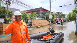 Ilustrasi petugas PLN saat melakukan koordinasi pengamanan jaringan listrik di tempat terdampak banjir.