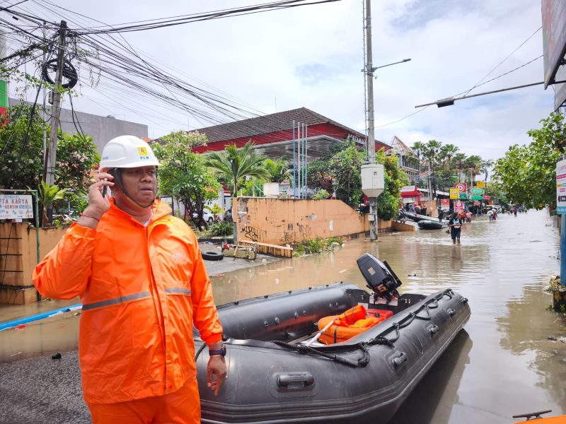 Ilustrasi petugas PLN saat melakukan koordinasi pengamanan jaringan listrik di tempat terdampak banjir.