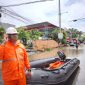 Ilustrasi petugas PLN saat melakukan koordinasi pengamanan jaringan listrik di tempat terdampak banjir.