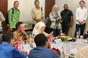 Wakil Ketua Komisi XII DPR RI Sugeng Suparwoto(kiri) dan Wakil Ketua Komisi XII Putri Zulkifli Hasan (dua dari kiri) mengapresiasi PLTGU Muara Tawar sebagai pembangkit strategis yang selalu siap menghadapi berbagai potensi gangguan, termasuk yang disebabkan oleh cuaca ekstrem dan dampak perubahan iklim.