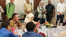Wakil Ketua Komisi XII DPR RI Sugeng Suparwoto(kiri) dan Wakil Ketua Komisi XII Putri Zulkifli Hasan (dua dari kiri) mengapresiasi PLTGU Muara Tawar sebagai pembangkit strategis yang selalu siap menghadapi berbagai potensi gangguan, termasuk yang disebabkan oleh cuaca ekstrem dan dampak perubahan iklim.