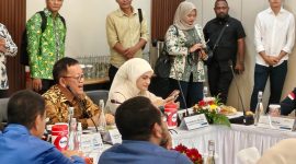 Wakil Ketua Komisi XII DPR RI Sugeng Suparwoto(kiri) dan Wakil Ketua Komisi XII Putri Zulkifli Hasan (dua dari kiri) mengapresiasi PLTGU Muara Tawar sebagai pembangkit strategis yang selalu siap menghadapi berbagai potensi gangguan, termasuk yang disebabkan oleh cuaca ekstrem dan dampak perubahan iklim.