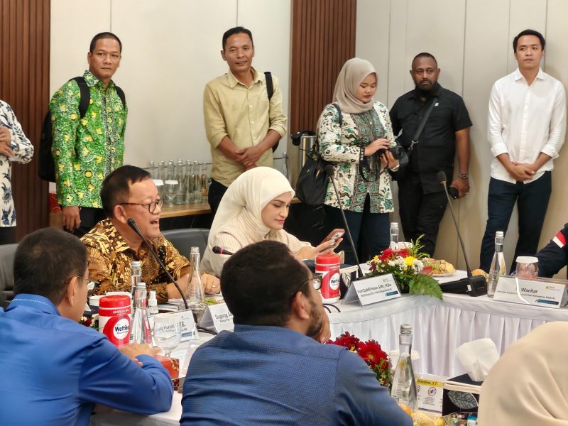Wakil Ketua Komisi XII DPR RI Sugeng Suparwoto(kiri) dan Wakil Ketua Komisi XII Putri Zulkifli Hasan (dua dari kiri) mengapresiasi PLTGU Muara Tawar sebagai pembangkit strategis yang selalu siap menghadapi berbagai potensi gangguan, termasuk yang disebabkan oleh cuaca ekstrem dan dampak perubahan iklim.