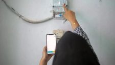 Ilustrasi pelanggan listrik prabayar mengisi token listrik secara mandiri. Melalui PLN Mobile, pembelian token menjadi lebih mudah dan pelanggan dapat memantau dan mengatur pemakaian listrik sesuai kebutuhan.