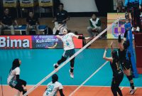 Pemain Jakarta Electric PLN Mobile, Poppy Aulia melakukan smash keras saat menghadapi Popsivo Polwan dalam lanjutan Proliga 2026 yang berlangsung di GOR Tri Dharma, Gresik, Jawa Timur, Jumat (30/1).