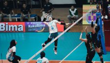 Pemain Jakarta Electric PLN Mobile, Poppy Aulia melakukan smash keras saat menghadapi Popsivo Polwan dalam lanjutan Proliga 2026 yang berlangsung di GOR Tri Dharma, Gresik, Jawa Timur, Jumat (30/1).