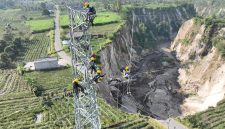 PLN bergerak cepat melakukan relokasi jaringan transmisi 150 kV Bireuen-Takengon ke lokasi yang lebih aman menyusul terjadinya longsoran sinkhole di Desa Pondok Balik, Kabupaten Aceh Tengah.