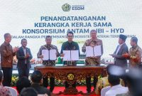 Penandatanganan framework agreement pengembangan industri baterai terintegrasi antara Indonesia Battery Corporation (IBC), PT Aneka Tambang Tbk. (ANTAM), dan Konsorsium HYD Investment Limited (HYD), yang dilaksanakan pada Jumat (30/1), di Jakarta. PT PLN (Persero) sebagai salah satu pemegang saham IBC mendukung langkah kolaborasi ini yang dinilai strategis untuk mendukung ekosistem kendaraan listrik nasional sekaligus sistem pembangkit listrik.