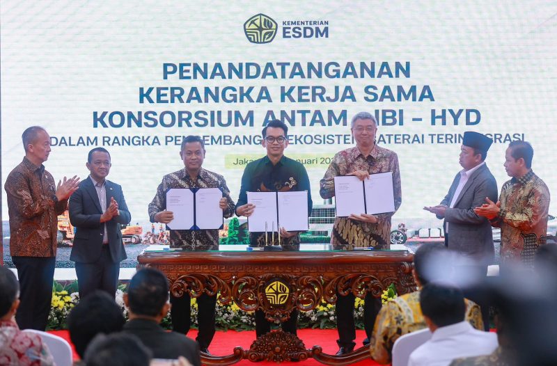 Penandatanganan framework agreement pengembangan industri baterai terintegrasi antara Indonesia Battery Corporation (IBC), PT Aneka Tambang Tbk. (ANTAM), dan Konsorsium HYD Investment Limited (HYD), yang dilaksanakan pada Jumat (30/1), di Jakarta. PT PLN (Persero) sebagai salah satu pemegang saham IBC mendukung langkah kolaborasi ini yang dinilai strategis untuk mendukung ekosistem kendaraan listrik nasional sekaligus sistem pembangkit listrik.