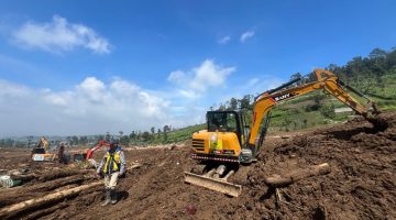 Perkuat Penanganan Bencana Longsor di Cisarua, Kementerian PU Kerahkan 14 Excavator di Dua Area Evakuasi