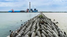 Pemanfaatan Fly Ash Bottom Ash (FABA) dari Pembangkit Listrik Tenaga Uap (PLTU) Indramayu untuk tetrapod yang berfungsi mencegah terjadinya abrasi dan memperkuat struktur pantai. Pemanfaatan FABA atau sisa pembakaran pembangkit listrik dapat mengurangi dampak lingkungan sesuai dengan prinsip Environment, Social, and Governance (ESG).
