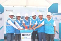 Ketua DPRD Kolaka I Ketut Ariana, S.E., Bupati Kolaka H. Amri., S.STP., M.Si, Wakil Gubernur Ir. Hugua, M.Ling,  EVP Perencanaan Strategis Pembangkitan PT PLN (Persero) Parulian Noviandri,  Direktur Operasi Pembangkit Gas PLN NP Komang Parmita,  dan GM PLN (Persero)  UID Sulselrabar Edyansyah bersama  melakukan penekanan tombol sebagai penanda resmi commercial operation date PLTG Kolaka yang merupakan  relokasi dari PLTG Maleo Unit 3 (foto dari kiri ke kanan).