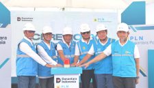 Ketua DPRD Kolaka I Ketut Ariana, S.E., Bupati Kolaka H. Amri., S.STP., M.Si, Wakil Gubernur Ir. Hugua, M.Ling,  EVP Perencanaan Strategis Pembangkitan PT PLN (Persero) Parulian Noviandri,  Direktur Operasi Pembangkit Gas PLN NP Komang Parmita,  dan GM PLN (Persero)  UID Sulselrabar Edyansyah bersama  melakukan penekanan tombol sebagai penanda resmi commercial operation date PLTG Kolaka yang merupakan  relokasi dari PLTG Maleo Unit 3 (foto dari kiri ke kanan).