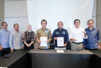 Kiri ke Kanan : Sikkat Sinaga (SVP Pengembangan Bisnis, Pemasaran dan Perencanaan Pengadaan Gas Pipa dan BBM PLN EPI), Agus Purnomo (GM Unit Proyek Gas dan BBM PLN EPI), Erma Melina Sarahwati (Direktur Gas dan BBM PLN EPI), Rakhmad Dewanto (Direktur Utama PLN EPI), Djoko Siswanto (Kepala SKK Migas), Susanto (Medco E&P Natuna Ltd, WNTS Chairman) dan Teny Wibowo (Medco E&P Natuna Ltd, WNTS) dalam acara Penandatanganan Kesepakatan Tie-in Agreement (TIA) untuk proyek pipa West Natuna Transportation System (WNTS) – Pulau Pemping.