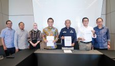Kiri ke Kanan : Sikkat Sinaga (SVP Pengembangan Bisnis, Pemasaran dan Perencanaan Pengadaan Gas Pipa dan BBM PLN EPI), Agus Purnomo (GM Unit Proyek Gas dan BBM PLN EPI), Erma Melina Sarahwati (Direktur Gas dan BBM PLN EPI), Rakhmad Dewanto (Direktur Utama PLN EPI), Djoko Siswanto (Kepala SKK Migas), Susanto (Medco E&P Natuna Ltd, WNTS Chairman) dan Teny Wibowo (Medco E&P Natuna Ltd, WNTS) dalam acara Penandatanganan Kesepakatan Tie-in Agreement (TIA) untuk proyek pipa West Natuna Transportation System (WNTS) – Pulau Pemping.