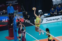Pemain asing Jakarta Electric PLN Mobile Celeste Plak melakukan smash keras saat menghadapi Bandung BJB Tandamata dalam lanjutan Proliga 2026 yang berlangsung di GOR Ken Arok, Malang, Jawa Timur, Sabtu (7/2)