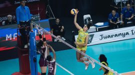 Pemain asing Jakarta Electric PLN Mobile Celeste Plak melakukan smash keras saat menghadapi Bandung BJB Tandamata dalam lanjutan Proliga 2026 yang berlangsung di GOR Ken Arok, Malang, Jawa Timur, Sabtu (7/2)