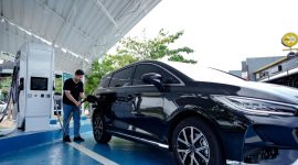 Ilustrasi pelanggan saat melakukan pengisian daya kendaraan listrik di SPKLU Rest Area A KM 65 tol Medan - Tebing Tinggi. Seiring pertumbuhan jumlah SPKLU, jangkauan layanannya terus meluas. Hingga 2025, sebanyak 4.655 unit SPKLU telah beroperasi di 3.007 titik lokasi.