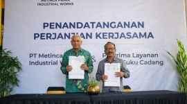 Direktur Utama PT Metinca Prima Industrial Works, Hasan Naser (kiri) dan Direktur Utama PT PLN Suku Cadang, Thommi Haposan  menunjukkan naskah kerja sama  penyediaaan berbagai suku cadang untuk mendukung untuk kebutuhan pembangkit  listrik dan infrastruktur nasional.