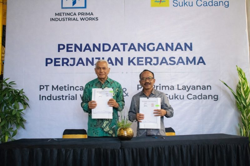 Direktur Utama PT Metinca Prima Industrial Works, Hasan Naser (kiri) dan Direktur Utama PT PLN Suku Cadang, Thommi Haposan  menunjukkan naskah kerja sama  penyediaaan berbagai suku cadang untuk mendukung untuk kebutuhan pembangkit  listrik dan infrastruktur nasional.